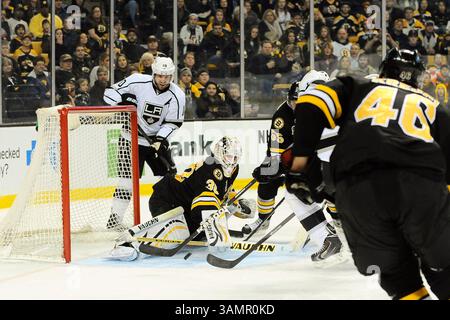 20. Januar 2014 – Boston, Massachusetts, USA – 20. Januar 2014 – Boston, Massachusetts, USA – Boston Bruins-Torwart Chad Johnson (30) sichert sich während des NHL-Spiels zwischen den Los Angeles Kings und den Boston Bruins im TD Garden in Boston, Massachusetts. Die Bruins besiegten die Kings 3-2 in der Reglement Time. Eric Canha/CSM. (Kreditbild: © Eric Canha/Cal Sport Media/ZUMAPRESS.com) Stockfoto