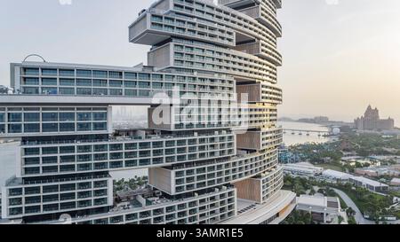 Dubai, Vereinigte Arabische Emirate - 6. Februar 2023: Aus der Vogelperspektive von Atlantis The Royal Hotel in moderner Stadtlandschaft, Dubai, Vereinigte Arabische Emirate. Stockfoto