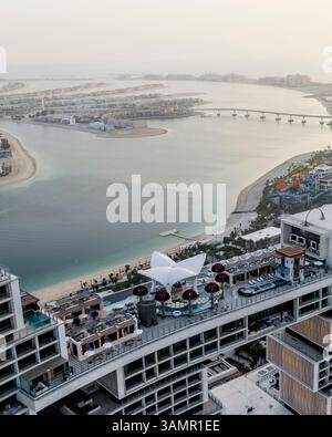 Dubai, Vereinigte Arabische Emirate - 6. Februar 2023: Aus der Vogelperspektive Atlantis The Royal, Hotel, Palm Jumeirah mit türkisfarbenem Meer und modernen Wolkenkratzern, Stockfoto