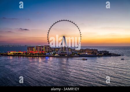 Blick aus der Vogelperspektive auf die Dubai Marina bei Sonnenuntergang mit dem Ain Dubai Ferris Wheel, Dubai, Vereinigte Arabische Emirate. Stockfoto