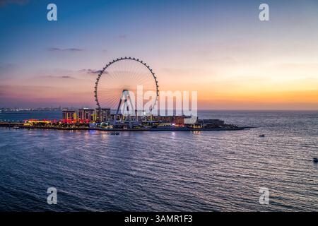 Blick aus der Vogelperspektive auf die Dubai Marina bei Sonnenuntergang mit dem Ain Dubai Ferris Wheel, Vereinigte Arabische Emirate. Stockfoto