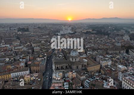 Blick aus der Vogelperspektive auf die Altstadt von Rom und die Innenstadt bei Sonnenuntergang, Latium, italien. Stockfoto