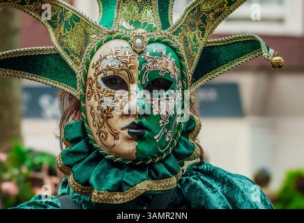 Venezianische Maske, getragen von Hastings Traditional Jack in the Green Stockfoto