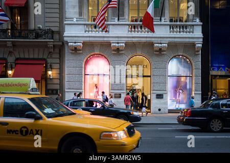 September 2009 - New York, New York, USA - Showcase Versace Store auf der Fifth Avenue. Sie sind ein Synonym für Luxusläden in der Fifth Avenue und vor allem auf dieser Strecke von der 48th Street bis zur 59th Street im Central Park. Im Jahr 1917 kaufte Cartier das Herrenhaus des Bankiers Morton Plant im Austausch für eine Perlenkette, was zu einem Trend führte, dem alle anderen Unternehmen wie Tiffany, Versace, Louis Vuitton und Armani folgen. Das Resort ist eines der prestigeträchtigsten Hotels wie das Plaza oder das Waldorf-Astoria. Darüber hinaus sind hier auch einige renommierte Unternehmen angesiedelt Stockfoto