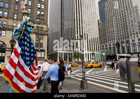 September 2009 - New York, New York, USA - Eine menschliche Statue in Freiheitsstatue mit Touristen, die am Ausgang des Central Park plaza mit Blick auf die Grand Army Plaza fotografieren wollen. Zwischen 58 und 60 Straßen und neben dem Plaza Hotel befindet sich ein plaza im europäischen Stil, der 1916 zum Gedenken an die Unionsarmee während des Bürgerkriegs erbaut wurde. Das Grand Army Plaza auf der Straße ist 59 in zwei Halbkreise unterteilt und wurde von La Concorde in Paris inspiriert. Im Süden befindet sich der Pulitzer-Brunnen, ein Brunnen im italienischen Stil, der 1916 von Karl Bitter zu Ehren des Journalisten Albert Pulitzer erbaut wurde. Das Fou Stockfoto