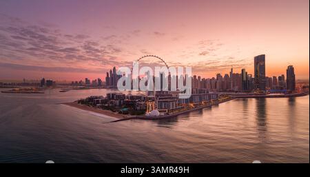 Panoramablick auf die Skyline von Dubai bei Sonnenuntergang mit Ain Dubai im Vordergrund, dem größten Riesenrad der Welt, Dubai, Vereinigte Arabische Emirate. Stockfoto