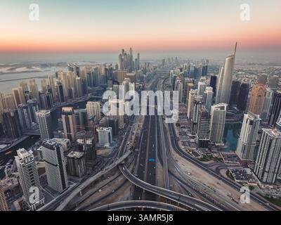 Luftaufnahme der Autobahn, die Dubai bei Sonnenuntergang überquert, Vereinigte Arabische Emirate. Stockfoto