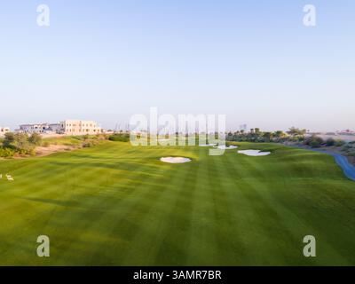 Luftaufnahme des Golfklubs in einem luxuriösen Wohngebiet, Dubai, USA Stockfoto