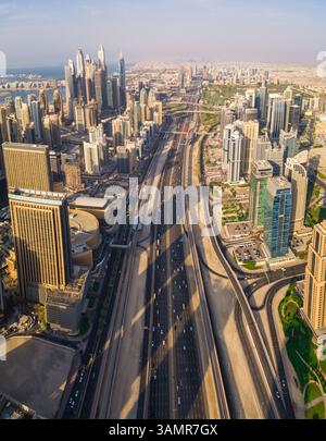 Luftaufnahme der mehrspurigen Autobahn, die die Stadt durchquert, Dubai, USA Stockfoto