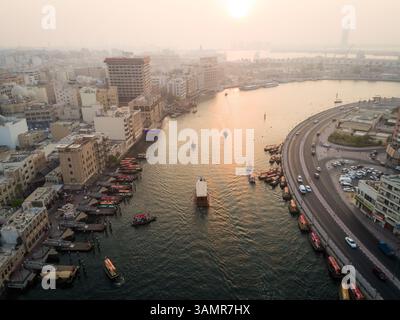 DUBAI, VEREINIGTE ARABISCHE Emirate - 10. JUNI 2018: Luftaufnahme eines schiffbaren Flusses, der Vororte durchquert, Dubai, USA Stockfoto