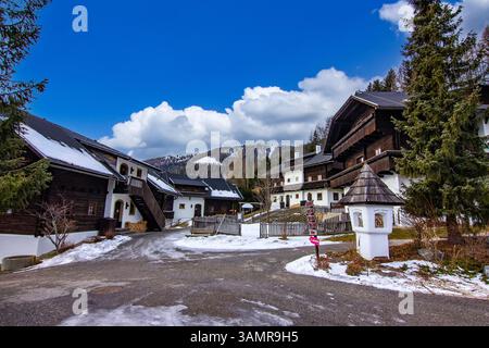 Rustikale Hütte in schneebedeckter alpiner Berglandschaft Stockfoto