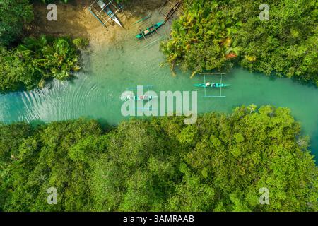 Blick aus der Vogelperspektive auf traditionelle Fischerboote im Bojo River, Aloguinsan, Philippinen. Stockfoto