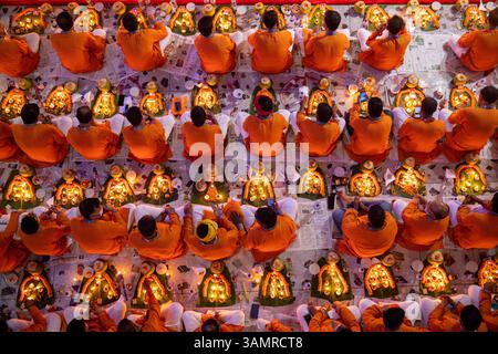 Narayanganj, Bangladesch - 10. November 2018: Blick auf eine Menschenmenge, die das Rakher-Festival mit Öllampe und brennendem Weihrauch in Narayanganj, Ba, feiert Stockfoto