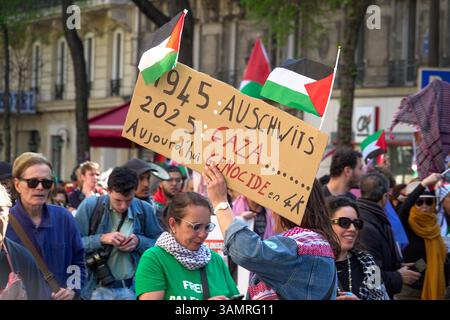 Ein Demonstrant hält ein Zeichen, das Auschwitz 1945 und Gaza 2025 mit einem Völkermord während eines Protests für Palästina und Gaza in Paris vergleicht. République Stockfoto