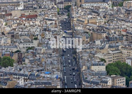 Aus der Vogelperspektive auf das geschäftige Paris mit historischen Gebäuden und überfüllten Straßen, Ile de France, Frankreich. Stockfoto