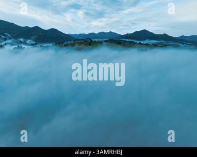 Luftaufnahme der nebeligen Berglandschaft in Infiesto, Asturien, Spanien. Stockfoto
