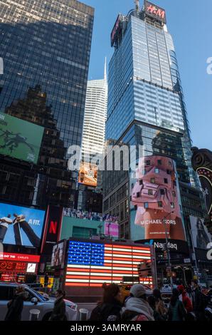 U. S Armed Forces Recruiting Station mit großer neonamerikanischer Flagge, Times Square, New York City, USA 2025 Stockfoto