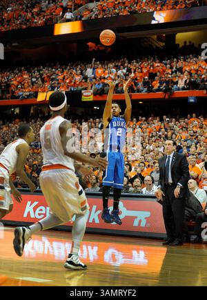 1. Februar 2014 - Syracuse, NY, USA - 1. Februar 2014: Duke Blue Devils schützen Quinn Cook #2, während Syracuse Duke 91-89 35.446 in einem ACC-Match im Carrier Dome in Syracuse, NY, besiegte. (Kreditbild: © Alan Schwartz/Cal Sport Media/ZUMAPRESS.com) Stockfoto