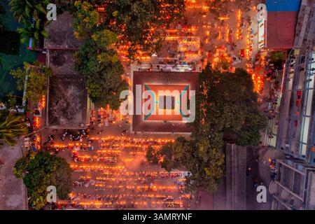 Aus der Vogelperspektive von Menschen, die beten und anbeten, im Sri Bramhachar Tempel für das Hindufasten Festival in Sonargaon, Bangladesch. Stockfoto