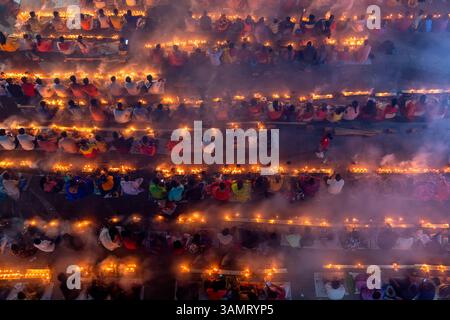 Aus der Vogelperspektive von Menschen, die beten und anbeten, im Sri Bramhachar Tempel für das Hindufasten Festival in Sonargaon, Bangladesch. Stockfoto