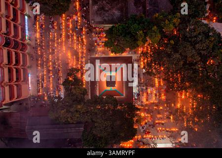 Aus der Vogelperspektive von Menschen, die beten und anbeten, im Sri Bramhachar Tempel für das Hindufasten Festival in Sonargaon, Bangladesch. Stockfoto