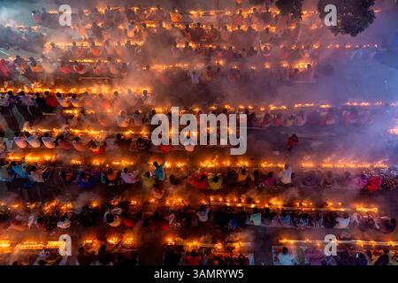 Sonargaon, Bangladesch - 5. November 2022: Luftaufnahme von Menschen, die beten und verehren, im Tempel Sri Bramhachar für das Hindufasten-Festival. Stockfoto