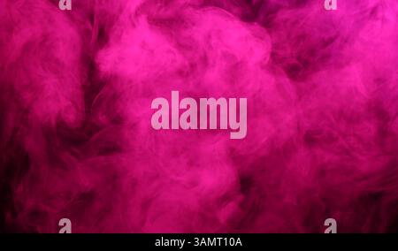 Schöner Rauch in rosa Licht auf dunklem Hintergrund Stockfoto