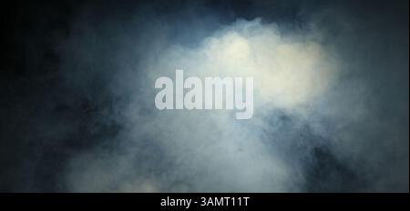 Schöner Rauch in Lichtern auf dunklem Hintergrund Stockfoto