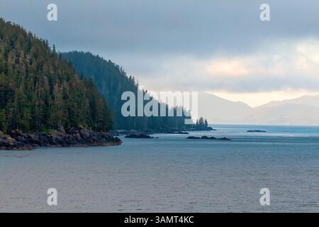 Wunderschöne zerklüftete Küste Alaskas, Gewässer der Inside Passage. Stockfoto