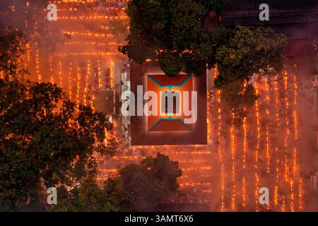 Aus der Vogelperspektive von Menschen, die beten und anbeten, im Sri Bramhachar Tempel für das Hindufasten Festival in Sonargaon, Bangladesch. Stockfoto
