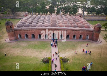 Dhaka, Bangladesch - 18. Mai 2021: Aus der Vogelperspektive die Sixty Dome Moschee, ein berühmtes und touristisches Wahrzeichen in der Nähe des Mangrovenwaldes der Sundarbans, Khulna, Stockfoto