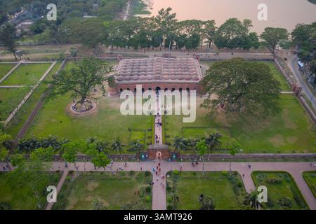 Blick aus der Vogelperspektive auf die Sixty Dome Moschee, ein berühmtes und touristisches Wahrzeichen in der Nähe des Mangrovenwaldes der Sundarbans, Khulna, Bangladesch. Stockfoto