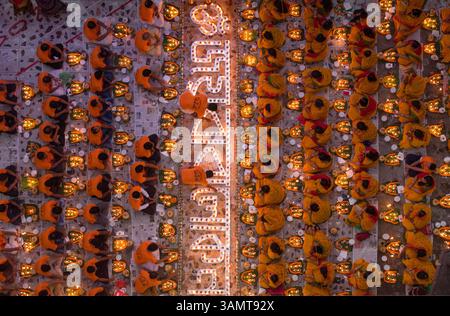 Blick auf viele Menschen, die in einer Moschee beteten und Weihrauch verbrannten, bevor sie das Fasten während des Rakher Upobash Festivals in Narayanganj, Bangladesch brachen. Stockfoto