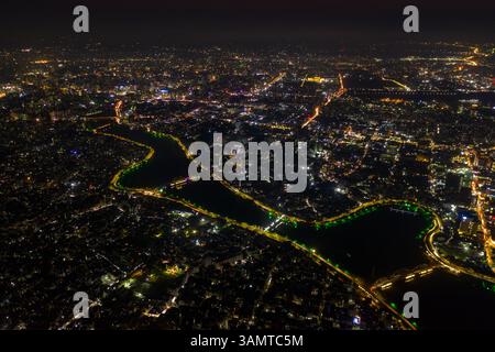 Blick aus der Vogelperspektive auf die Stadt Dhaka und den Gulshan See bei Nacht, Dhaka, Bangladesch. Stockfoto