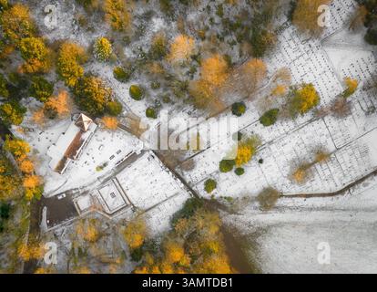 Ein Blick von oben auf die St. Giles Church, Farnborough Stockfoto