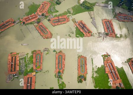 Luftaufnahme von Schornsteinen aus lokalen Ziegelfabriken, die von Monsunregen in der Nähe von Savar, Dhaka, Bangladesch überflutet wurden. Stockfoto