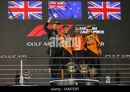 SAKHIR, BAHRAIN - 13. APRIL: Mercedes-britischer Fahrer George Russell, McLaren Australischer Fahrer Oscar Piastri, McLaren Teamchef Andrea Stella und McLaren's britischer Fahrer Lando Norris posieren auf dem Podium nach dem Rennen des F1 Grand Prix von Bahrain am 13. April 2025 auf dem Bahrain International Circuit in Sakhir, Bahrain. (Foto: Qian Jun/Paddocker) Credit: Jun QIAN/Alamy Live News Stockfoto