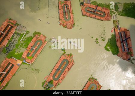 Luftaufnahme von Schornsteinen aus lokalen Ziegelfabriken, die von Monsunregen in der Nähe von Savar, Dhaka, Bangladesch überflutet wurden. Stockfoto