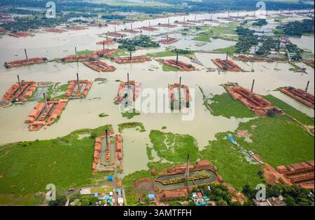 Luftaufnahme von Schornsteinen aus lokalen Ziegelfabriken, die von Monsunregen in der Nähe von Savar, Dhaka, Bangladesch überflutet wurden. Stockfoto