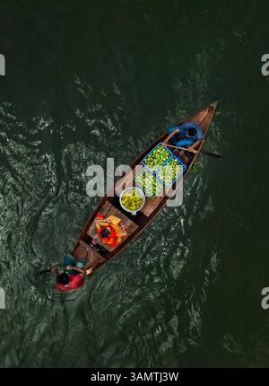 Aus der Vogelperspektive auf einem schwimmenden Markt mit lebhaften Händlern und Booten auf einem klaren Fluss, Kirtipasha Union, Bangladesch. Stockfoto