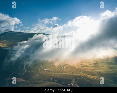 Blick aus der Vogelperspektive auf die Hütten des Kaukasus Naturschutzgebiets im Nebel des Sonnenuntergangs, Plateau Lago-naki, Republik Adygea, Russland. Stockfoto