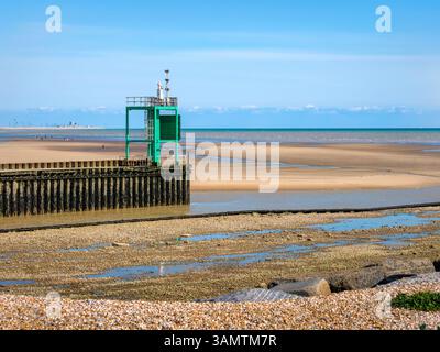 Die Mündung des Flusses Rother, wo er ins Meer mündet, markiert den Eingang zum Rye Harbour, wobei Camber Sands im Hintergrund sichtbar ist Stockfoto