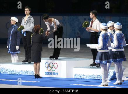 14. Februar 2014 - Sotschi, Russland - Silbermedaillengewinner Patrick Chan aus Kanada, links, Goldmedaillengewinner Yuzuru Hanu aus Japan, Mitte und Bronzemedaillengewinner Denis Ten aus Kasachstan stehen während der Blumenzeremonie bei den Eiskunstlauf-Männern bei den Olympischen Winterspielen 2014 in Sotschi im Eislaufpalast auf dem Podium. (Bild: © David McIntyre/ZUMAPRESS.com) Stockfoto