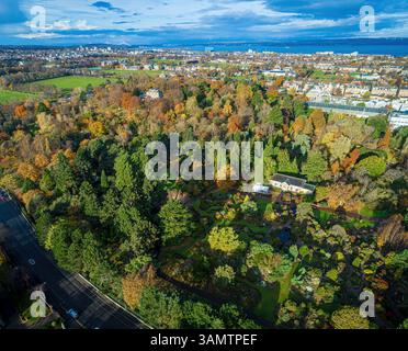 Aus der Vogelperspektive des lebhaften Herbstwaldes und der malerischen Royal Botanic Gardens inmitten der Stadtlandschaft von Stockbridge Colonies, Edinburgh, Großbritannien. Stockfoto