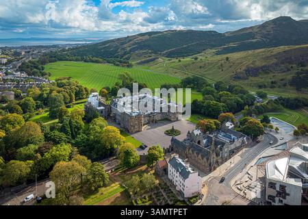 Blick aus der Vogelperspektive auf den holyrood Palast, umgeben von Grün und Hügeln in einer malerischen Stadtlandschaft, edinburgh, vereinigtes Königreich. Stockfoto