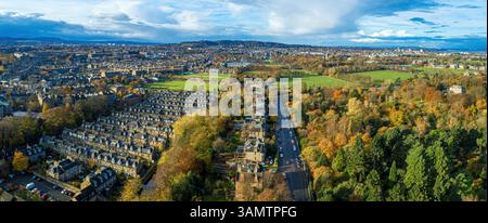 Blick aus der Vogelperspektive auf die malerische Stockbridge mit wunderschönem Herbstlaub und ruhigen Häusern, Edinburgh, Großbritannien. Stockfoto