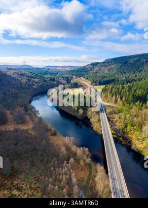 Blick aus der Vogelperspektive auf den sich windenden Fluss Tay mit üppigem Grün und ruhigen Wäldern, Dunkeld, Schottland. Stockfoto