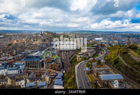 Blick aus der Vogelperspektive auf historische Gebäude und pulsierende Stadtlandschaft mit Hügeln im Hintergrund, Canongate, Edinburgh, Großbritannien. Stockfoto