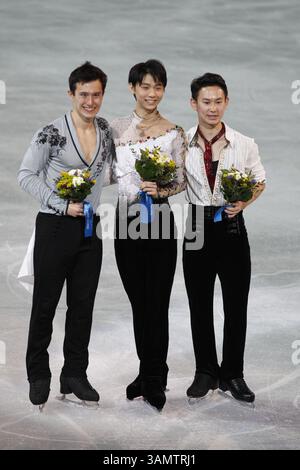 15. Februar 2014 - Sotschi, Russland - Silbermedaillengewinner Patrick Chan aus Kanada, links, Goldmedaillengewinner Yuzuru Hanu aus Japan, Mitte, und Bronzemedaillengewinner Denis Ten aus Kasachstan posieren nach der Blumenzeremonie bei den Eiskunstlauf-Männern bei den Olympischen Winterspielen 2014 in Sotschi im Eislaufpalast für Fotos. (Bild: © David McIntyre/ZUMAPRESS.com) Stockfoto