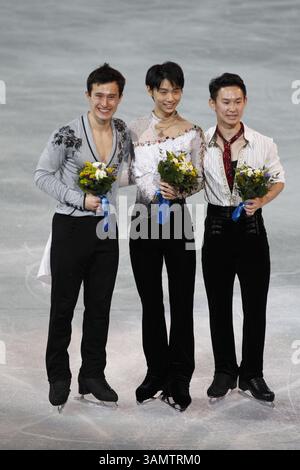 15. Februar 2014 - Sotschi, Russland - Silbermedaillengewinner Patrick Chan aus Kanada, links, Goldmedaillengewinner Yuzuru Hanu aus Japan, Mitte, und Bronzemedaillengewinner Denis Ten aus Kasachstan posieren nach der Blumenzeremonie bei den Eiskunstlauf-Männern bei den Olympischen Winterspielen 2014 in Sotschi im Eislaufpalast für Fotos. (Bild: © David McIntyre/ZUMAPRESS.com) Stockfoto